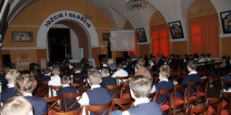 19.10.2021. Kielce. Projekt „STOP przemocy w województwie świętokrzyskim". Lekcja dla młodzieży w Katolickiej Szkole Podstawowej im. św. Stanisław Kostki / Jakub Snoch / Radio Kielce