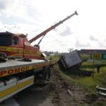 14.10.2021. Kielce. Trasa S7 - węzeł Kielce Południe. Ciężarówka w rowie / Jarosław Kubalski / Radio Kielce