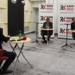 24.10.2021. Studio Polityczne Radia Kielce. Na zdjęciu (od lewej): Michał Kita - Radio Kielce, Jarosław Karyś - PiS, przewodniczący kieleckiej rady miasta, Arkadiusz Bąk - Polskie Stronnictwo Ludowe-Koalicja Polska / Dionizy Krawczyński / Radio Kielce