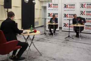 24.10.2021. Studio Polityczne Radia Kielce. Na zdjęciu (od lewej): Michał Kita - Radio Kielce, Jarosław Karyś - PiS, przewodniczący kieleckiej rady miasta, Arkadiusz Bąk - Polskie Stronnictwo Ludowe-Koalicja Polska / Dionizy Krawczyński / Radio Kielce