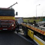 14.10.2021. Kielce. Trasa S7 - węzeł Kielce Południe. Ciężarówka w rowie / Jarosław Kubalski / Radio Kielce