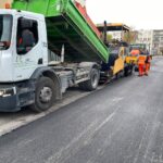 26.10.2021. Kielce. Układanie pierwszej warstwy nawierzchni na ul. Starej / Jarosław Kubalski / Radio Kielce