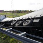 14.10.2021. Kielce. Trasa S7 - węzeł Kielce Południe. Ciężarówka w rowie / Jarosław Kubalski / Radio Kielce