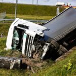 14.10.2021. Kielce. Trasa S7 - węzeł Kielce Południe. Ciężarówka w rowie / Jarosław Kubalski / Radio Kielce