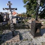 08.10.2021. Cmentarz w Kazimierzy Wielkiej. Groby rodu Łubieńskich / Marta Gajda-Kruk / Radio Kielce