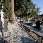 08.10.2021. Cmentarz w Kazimierzy Wielkiej. Groby rodu Łubieńskich / Marta Gajda-Kruk / Radio Kielce