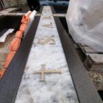 23.10.2021. Pińczów. Krzyż morowy. Uroczysta msza o ustanie epidemii / Marta Gajda-Kruk / Radio Kielce