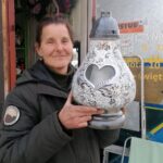 26.10.2021. Pińczów. Sprzedaż zniczy i wiązanek kwiatów przy cmentarzu. Na zdjęciu: pani Beata z Pasturki / Marta Gajda-Kruk / Radio Kielce