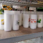 26.10.2021. Pińczów. Sprzedaż zniczy i wiązanek kwiatów przy cmentarzu / Marta Gajda-Kruk / Radio Kielce