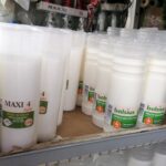 26.10.2021. Pińczów. Sprzedaż zniczy i wiązanek kwiatów przy cmentarzu / Marta Gajda-Kruk / Radio Kielce