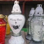 26.10.2021. Pińczów. Sprzedaż zniczy i wiązanek kwiatów przy cmentarzu / Marta Gajda-Kruk / Radio Kielce