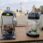 26.10.2021. Pińczów. Sprzedaż zniczy i wiązanek kwiatów przy cmentarzu / Marta Gajda-Kruk / Radio Kielce