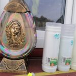 26.10.2021. Pińczów. Sprzedaż zniczy i wiązanek kwiatów przy cmentarzu / Marta Gajda-Kruk / Radio Kielce