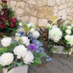 26.10.2021. Pińczów. Sprzedaż zniczy i wiązanek kwiatów przy cmentarzu / Marta Gajda-Kruk / Radio Kielce