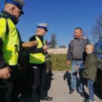 29.10.2021. Busko-Zdrój. Akcja rozdawania odblasków. Na zdjęciu (od lewej): st. asp. Marcin Durnaś i st. sierż. Magdalena Bogacz - Wydział Ruchu Drogowego KPP w Busku-Zdroju / Marta Gajda-Kruk / Radio Kielce