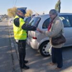 29.10.2021. Busko-Zdrój. Akcja rozdawania odblasków. Na zdjęciu: st. asp. Marcin Durnaś - Wydział Ruchu Drogowego KPP w Busku Zdroju / Marta Gajda-Kruk / Radio Kielce