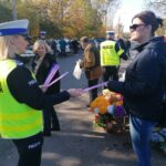 29.10.2021. Busko-Zdrój. Akcja rozdawania odblasków. Na zdjęciu (po lewej): st. sierż. Magdalena Bogacz - Wydział Ruchu Drogowego KPP w Busku-Zdroju / Marta Gajda-Kruk / Radio Kielce