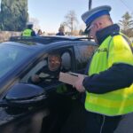 29.10.2021. Busko-Zdrój. Akcja rozdawania odblasków. Na zdjęciu: st. asp. Marcin Durnaś - Wydział Ruchu Drogowego KPP w Busku-Zdroju / Marta Gajda-Kruk / Radio Kielce