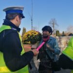 29.10.2021. Busko-Zdrój. Akcja rozdawania odblasków. Na zdjęciu (od lewej): st. sierżant Adrian Zyguła i (po prawej) st. asp. Marcin Durnaś - Wydział Ruchu Drogowego KPP w Busku-Zdroju / Marta Gajda-Kruk / Radio Kielce