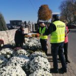 29.10.2021. Busko-Zdrój. Akcja rozdawania odblasków. Na zdjęciu (z prawej): st. asp. Marcin Durnaś i (z tyłu) st. sierż. Magdalena Bogacz - Wydział Ruchu Drogowego KPP w Busku-Zdroju / Marta Gajda-Kruk / Radio Kielce