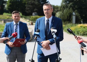 22.06.2021 Kielce. Briefing prezydenta Kielc. Na zdjęciu (od lewej): Marcin Chłodnicki - wiceprezydent Kielc i Bogdan Wenta - prezydent Kielc / Wiktor Taszłow / Radio Kielce