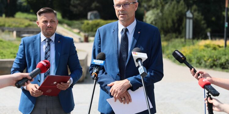 22.06.2021 Kielce. Briefing prezydenta Kielc. Na zdjęciu (od lewej): Marcin Chłodnicki - wiceprezydent Kielc i Bogdan Wenta - prezydent Kielc / Wiktor Taszłow / Radio Kielce