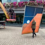 06.10.2021. Kielce. Montaż fotografii w kasetonach na budynku Kieleckiego Centrum Kultury / Jarosław Kubalski / Radio Kielce