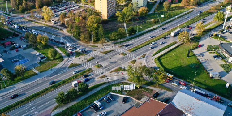 14.10.2021. Kielce. Skrzyżowanie Alei Solidarności, Alei Tysiąclecia Państwa Polskiego i ulicy Domaszowskiej / Jarosław Kubalski / Radio Kielce