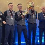 23.10.2021. Kielce. Bilardziści Nosamu Kielce z pucharem za zajęcie drugiego miejsca / Kamil Król / Radio Kielce