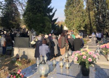01.11.2019. Sandomierz. Msza na cmentarzu katedralnym / Grażyna-Szlęzak-Wójcik / Radio Kielce