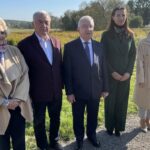 05.10.2021. Wąchock, Konferencja nt. budowy obwodnicy Starachowic. Na zdjęciu (od lewej): radna Danuta Krępa, marszałek Andrzej Bętkowski, poseł Krzysztof Lipiec, wiceprezydent Starachowic Aneta Nasternak, radna Agnieszka Kuś, miejsce, w którym obwodnica będzie się łączyła z DK 42, 05.10.2021, Anna Głąb / Anna Głąb / Radio Kielce