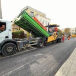 26.10.2021. Kielce. Układanie pierwszej warstwy nawierzchni na ul. Starej / Jarosław Kubalski / Radio Kielce