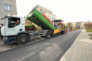 26.10.2021. Kielce. Układanie pierwszej warstwy nawierzchni na ul. Starej / Jarosław Kubalski / Radio Kielce