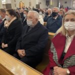 17.10.2021. Skarżysko-Kamienna. Pielgrzymka Kół Gospodyń Wiejskich i Sołtysów Diecezji Radomskiej do Sanktuarium Matki Bożej Ostrobramskiej. Na zdjęciu (od lewej): Robert Telus - poseł PiS, Anna Gembicka - pełnomocnik Rządu do spraw lokalnych inicjatyw społecznych, Krzysztof Lipiec - prezes świętokrzyskich struktur PiS, Andrzej Bętkowski - marszałek województwa świętokrzyskiego i Agnieszka Górska - posłanka PiS / Anna Głąb / Radio Kielce