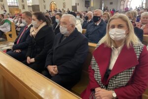 17.10.2021. Skarżysko-Kamienna. Pielgrzymka Kół Gospodyń Wiejskich i Sołtysów Diecezji Radomskiej do Sanktuarium Matki Bożej Ostrobramskiej. Na zdjęciu (od lewej): Robert Telus - poseł PiS, Anna Gembicka - pełnomocnik Rządu do spraw lokalnych inicjatyw społecznych, Krzysztof Lipiec - prezes świętokrzyskich struktur PiS, Andrzej Bętkowski - marszałek województwa świętokrzyskiego i Agnieszka Górska - posłanka PiS / Anna Głąb / Radio Kielce