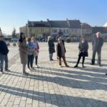 27.10.2021. Starachowice. Spacer historyczny śladami Żydów wierzbnickich, oprowadza dyrektor MPiT Paweł Kołodziejski / Anna Głąb / Radio Kielce