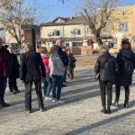 27.10.2021. Starachowice. Spacer historyczny śladami Żydów wierzbnickich, oprowadza dyrektor MPiT Paweł Kołodziejski / Anna Głąb / Radio Kielce