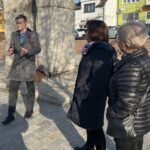 27.10.2021. Starachowice. Spacer historyczny śladami Żydów wierzbnickich, oprowadza dyrektor MPiT Paweł Kołodziejski / Anna Głąb / Radio Kielce