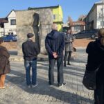27.10.2021. Starachowice. Spacer historyczny śladami Żydów wierzbnickich, oprowadza dyrektor MPiT Paweł Kołodziejski / Anna Głąb / Radio Kielce