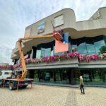 06.10.2021. Kielce. Montaż fotografii w kasetonach na budynku Kieleckiego Centrum Kultury / Jarosław Kubalski / Radio Kielce