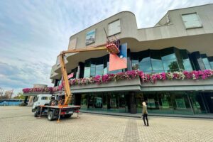 06.10.2021. Kielce. Montaż fotografii w kasetonach na budynku Kieleckiego Centrum Kultury / Jarosław Kubalski / Radio Kielce