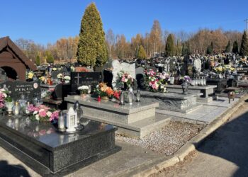 Kwesty na cmentarzach. Można płacić elektronicznie - Radio Kielce Kwesty na cmentarzach. Można płacić elektronicznie