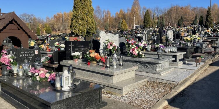 Kwesty na cmentarzach. Można płacić elektronicznie - Radio Kielce Kwesty na cmentarzach. Można płacić elektronicznie