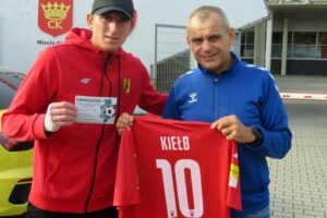 22.10.2021. Na zdjęciu (od lewej): Jacek Kiełb - Korona Kielce i Andrzej Plucner - prezes PAS Skarżysko / mat. organizatora