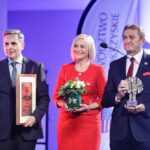 29.10.2021. Kielce. VI Świętokrzyskie Forum Ekonomiczne. Uroczysta gala. Na zdjęciu (od lewej): Stanisław Wróbel - redaktor naczelny Echa Dnia, Renata Janik - wicemarszałek województwa świętokrzyskiego, Mirosław Gębski - starosta kielecki / Jarosław Kubalski / Radio Kielce