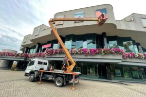 06.10.2021. Kielce. Montaż fotografii w kasetonach na budynku Kieleckiego Centrum Kultury / Jarosław Kubalski / Radio Kielce