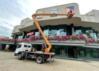 06.10.2021. Kielce. Montaż fotografii w kasetonach na budynku Kieleckiego Centrum Kultury / Jarosław Kubalski / Radio Kielce