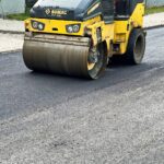 26.10.2021. Kielce. Układanie pierwszej warstwy nawierzchni na ul. Starej / Jarosław Kubalski / Radio Kielce