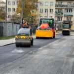 26.10.2021. Kielce. Układanie pierwszej warstwy nawierzchni na ul. Starej / Jarosław Kubalski / Radio Kielce