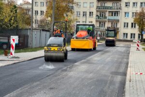 26.10.2021. Kielce. Układanie pierwszej warstwy nawierzchni na ul. Starej / Jarosław Kubalski / Radio Kielce